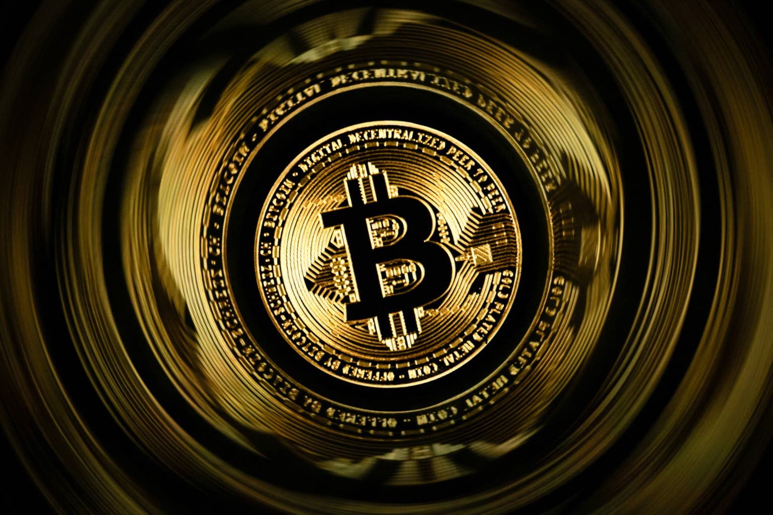 比特币强势反弹背后：空头清算与节日效应共振